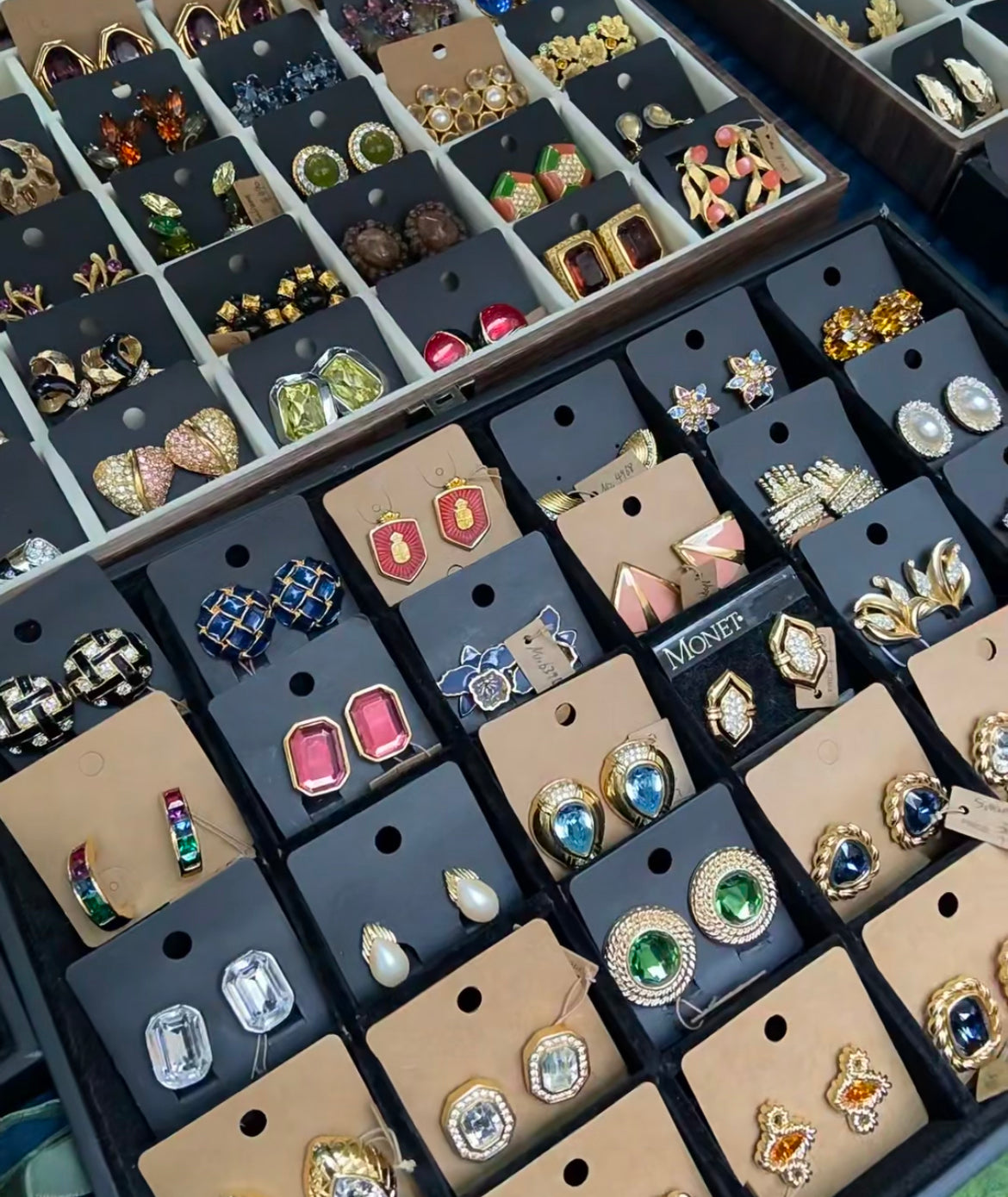 a Pick your design of jewelry and accessories on live